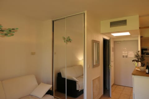 Studio meublé face au golf Apartment in Mouans-Sartoux