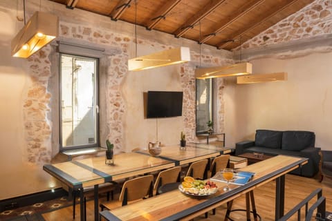 Food and drinks, Seating area, Dining area