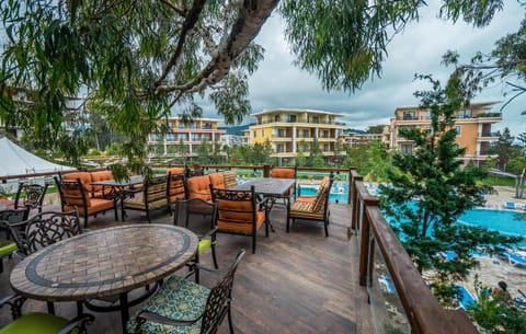 Restaurant/places to eat, Beach, Swimming pool