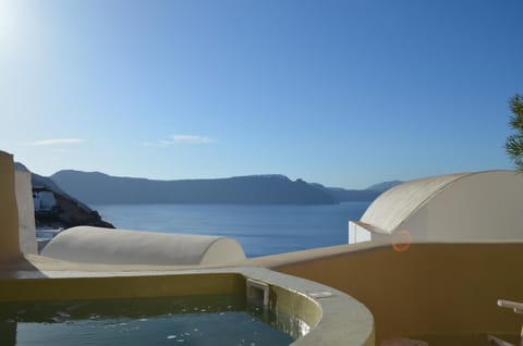 Cosmoia Cave House Apartment in Oia