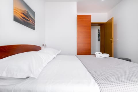 Bedroom, towels, air conditioner