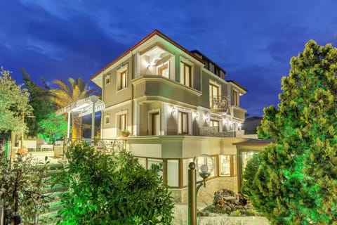 Property building, Garden, Balcony/Terrace, Garden view