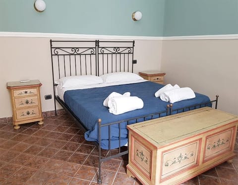 Bed, People, People, Bird's eye view, Photo of the whole room, Decorative detail, Decorative detail, cot, Family, Family