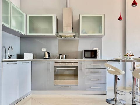 Coffee/tea facilities, Kitchen or kitchenette, oven