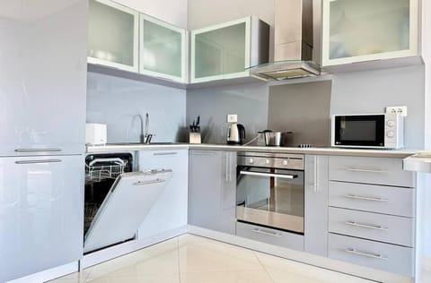 Coffee/tea facilities, Kitchen or kitchenette, dishwasher, oven, stove