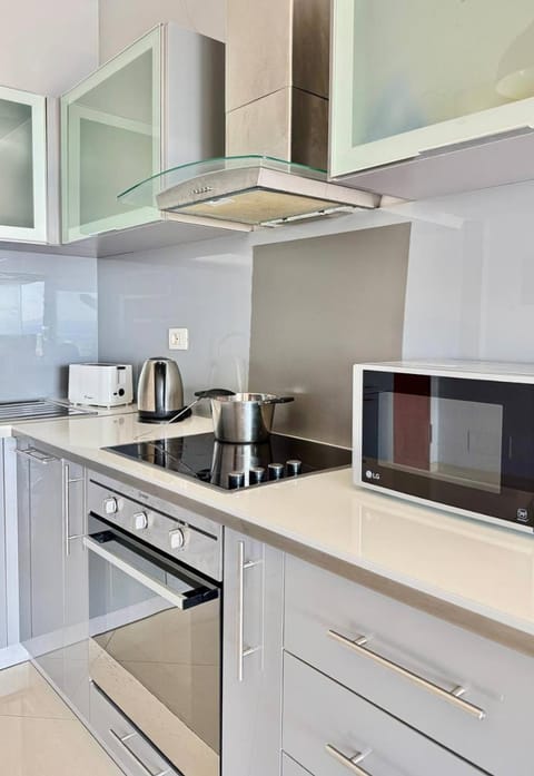 Coffee/tea facilities, Kitchen or kitchenette, oven, stove