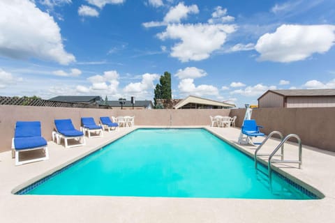 Swimming pool, Swimming pool