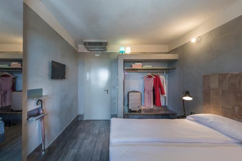 Bed, Photo of the whole room, Decorative detail, Bedroom