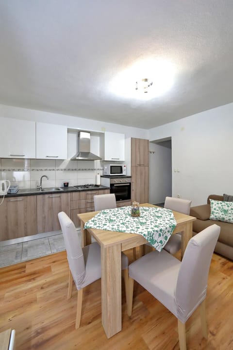 Kitchen or kitchenette, Seating area, Dining area, minibar, pet friendly, stove
