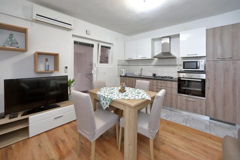 TV and multimedia, Kitchen or kitchenette, Living room, Seating area, minibar, pet friendly, stove, air conditioner