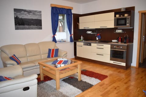 Kitchen or kitchenette, Seating area