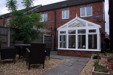 Portland Mews - 3 Bed Holiday Home By Premier Serviced Accommodation House in Leek
