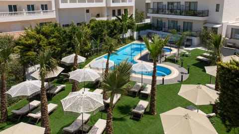 Property building, Day, Garden, Garden view, Pool view, Swimming pool, sunbed