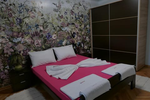 Bed, Bedroom, On site, Street view