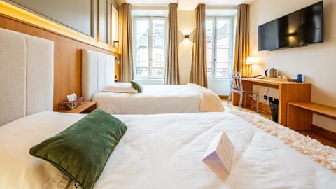 Bed, TV and multimedia, View (from property/room), View (from property/room), Photo of the whole room, Bedroom, City view, City view