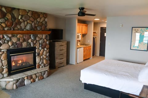 Quarterdeck Resort Resort in East Gull Lake