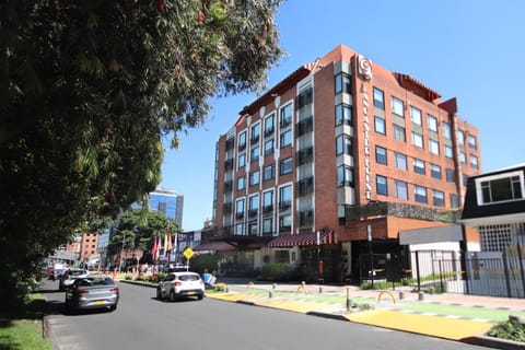 Property building, Neighbourhood, Location