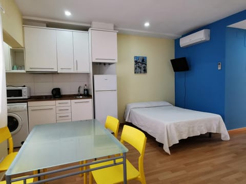 Kitchen or kitchenette, Photo of the whole room, Dining area