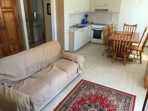 Seating area, Dining area, oven, stove
