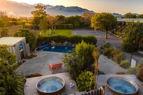 Property building, Hot Tub, Coffee/tea facilities, Balcony/Terrace, Mountain view, Pool view, Swimming pool