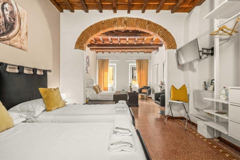 Bed, TV and multimedia, Photo of the whole room, Bedroom, Pets, Pets, cot, flat iron, hair dryier, towels, elevator