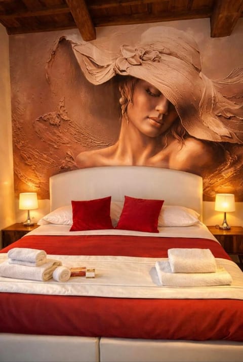 Bed, Photo of the whole room, Decorative detail, Bedroom, City view, towels, elevator