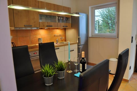 Kitchen or kitchenette, Photo of the whole room, Decorative detail, Seating area, Dining area