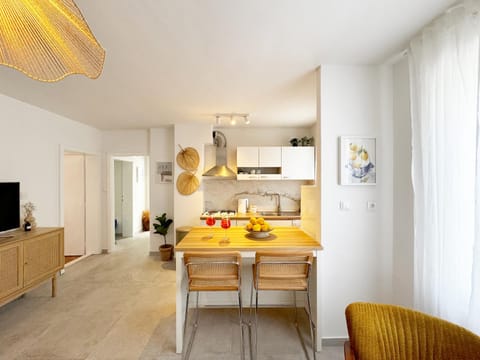 TV and multimedia, Kitchen or kitchenette, Living room, Seating area, Dining area