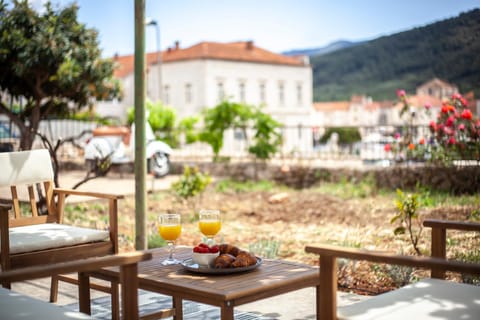Patio, Day, Natural landscape, Garden, Food and drinks, Seating area