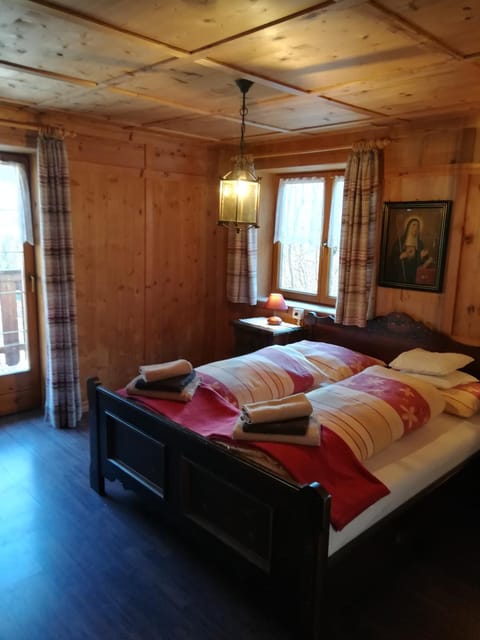 Bed, Photo of the whole room, Decorative detail, Bedroom, On site, Mountain view, Family