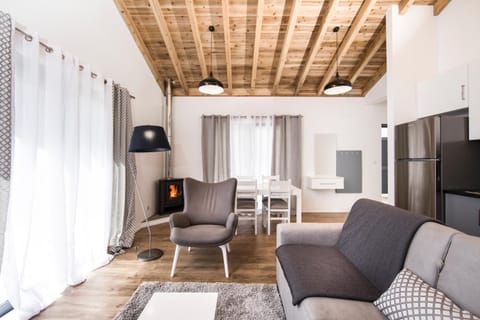 Communal lounge/ TV room, TV and multimedia, Balcony/Terrace, Kitchen or kitchenette, Living room