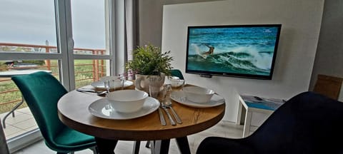 Communal lounge/ TV room, TV and multimedia, Coffee/tea facilities, Living room, Seating area, Dining area, Evening entertainment