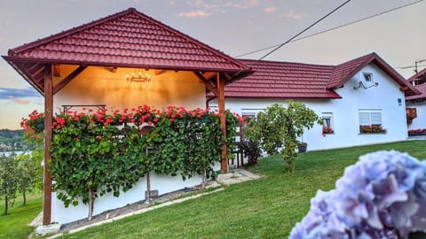 Property building, Garden, Balcony/Terrace