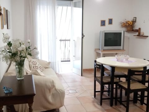Living room, Photo of the whole room, Dining area