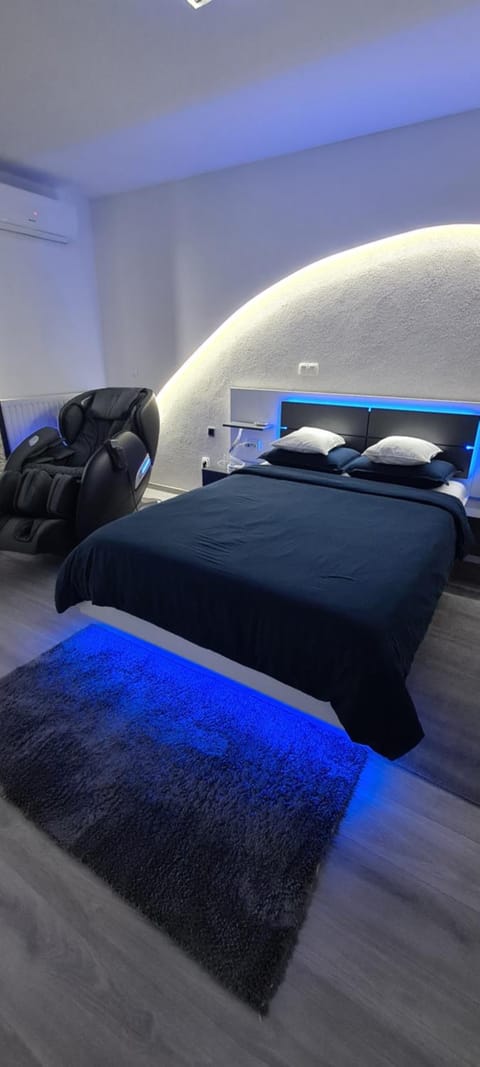 Studio-Apartment VAL - Luxury massage chair - Private SPA- Hot Tub, Infrared Sauna, , Parking with video surveillance, Entry with PIN 0 - 24h, FREE CANCELLATION 24 hours before Check In, Premium pillows and mattress Apartment in Slavonski Brod