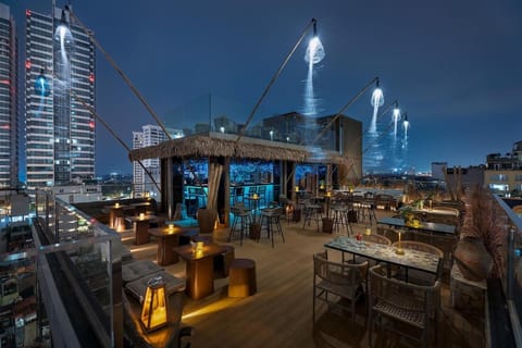 Property building, Restaurant/places to eat, Communal lounge/ TV room, Night, Nightclub / DJ, Living room, Banquet/Function facilities, Seating area, Evening entertainment, City view