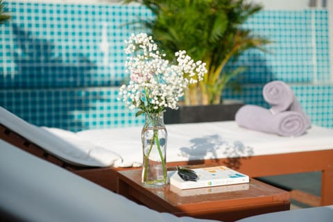 Swimming pool, sunbed
