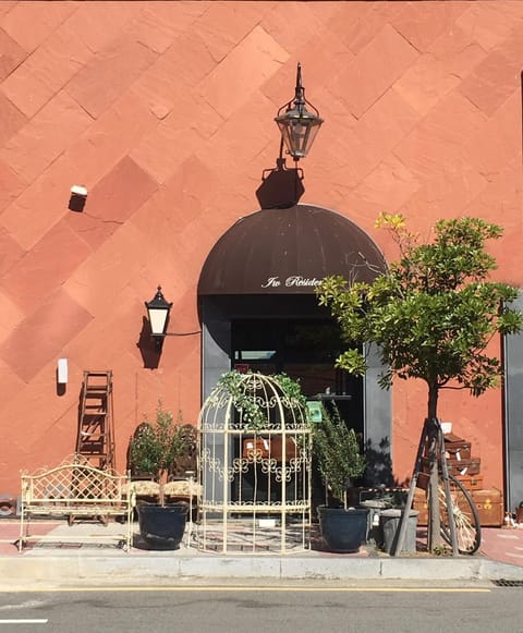 Facade/entrance
