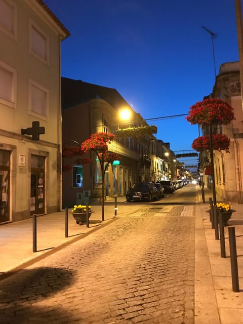 Nearby landmark, Neighbourhood, Natural landscape, Supermarket/grocery shop, Shopping Area