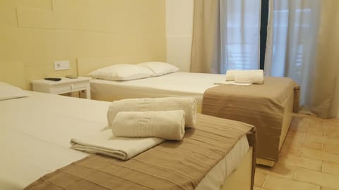 Shower, Toilet, Bed, Property logo or sign, Bathroom, TV and multimedia, Coffee/tea facilities, Balcony/Terrace, Bedroom
