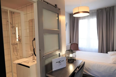 Bed, Bathroom, Photo of the whole room, Bedroom