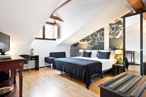 Bed, TV and multimedia, Photo of the whole room, Decorative detail, Seating area, Evening entertainment, Bedroom, hair dresser
