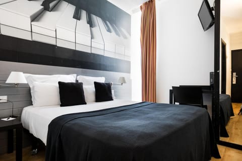 Bed, Photo of the whole room, Decorative detail, Seating area, Bedroom