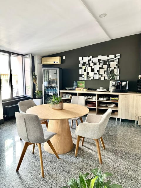 Coffee/tea facilities, Living room, Seating area, Dining area