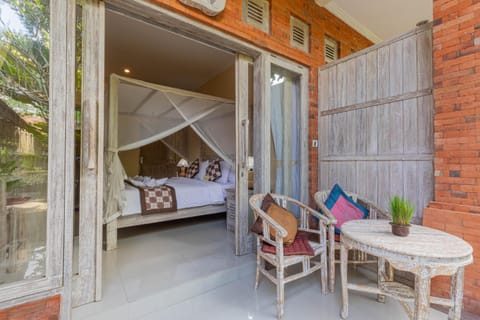 Bed, Seating area, Bedroom