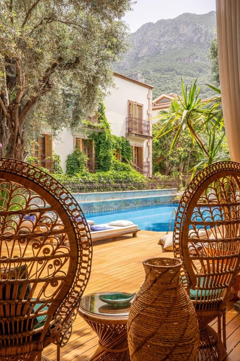 Property building, Natural landscape, Garden, Decorative detail, Garden view