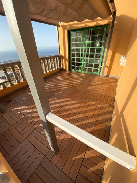 Balcony/Terrace, Garden view, Landmark view, Mountain view, Quiet street view