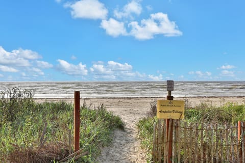 Seaside Cottage House in Hitchcock