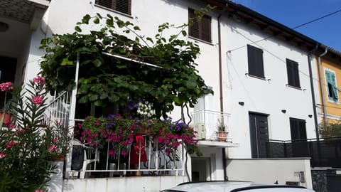 Property building, Facade/entrance, Balcony/Terrace