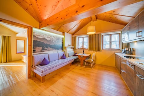 Kitchen or kitchenette, Living room, Seating area, Dining area